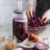 Haciendo chucrut de col morada con el set para fermentación 3L Kilner Haciendo chucrut de col morada con el set para fermentación 3L Kilner