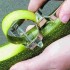 Pelador listo Lacor de acero inoxidable cortando la piel de un calabacín
