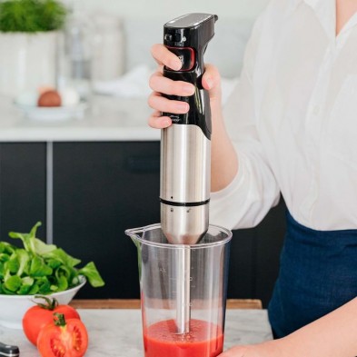 Batidora de mano Premium Lacor haciendo un gazpacho