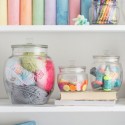 Tarro vidrio Push Top 2 litros Kilner con útiles de costura y ovillos de lana