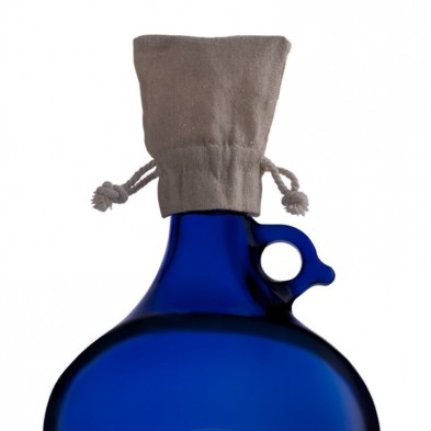 Saquito de tela para solarizar agua en garrafa ecológica de murano azul