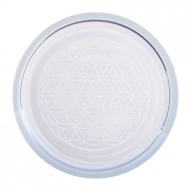 plano cenital del vaso vidrio de borosilicato que presenta un patrón geométrico intrincado grabado en el centro.