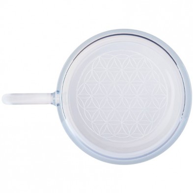 Taza de vidrio de borosilicato con Flor de la Vida detalle ampliado de vista de pájaro del grabado láser en la base exterior