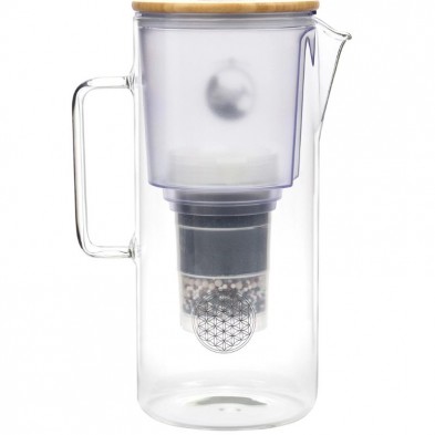 Jarra de agua de vidrio transparente con asa, que cuenta con un sistema de filtrado en su interior.