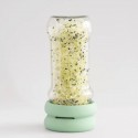 Bote largo de vidrio usando las Tapas germinadoras Sprout Food Huggers para germinar semillas.