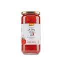 Tarro de tomates pelados con etiqueta blanca, tapa dorada y contenido rojo.