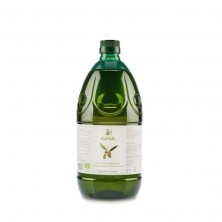 Una botella de plástico verde de aceite de oliva virgen extra con etiqueta, 2 litros.