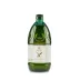 Una botella de plástico verde de aceite de oliva virgen extra con etiqueta, 2 litros.