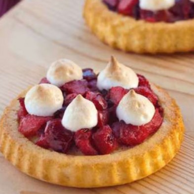Una deliciosa tarta con fresas y merengue en la tartaleta Una deliciosa tarta con fresas y merengue en la tartaleta