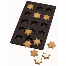 Galletas con forma de estrella en el molde antiadherente