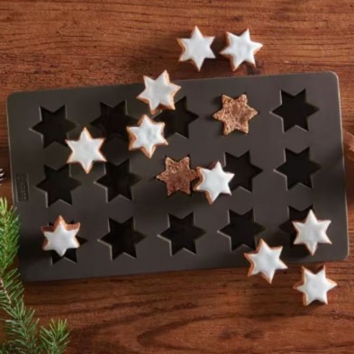Galletas en forma de estrella con glaseado blanco