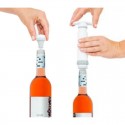 Colocando un tapón de vacío Status a una botella de vino y haciendo vacío