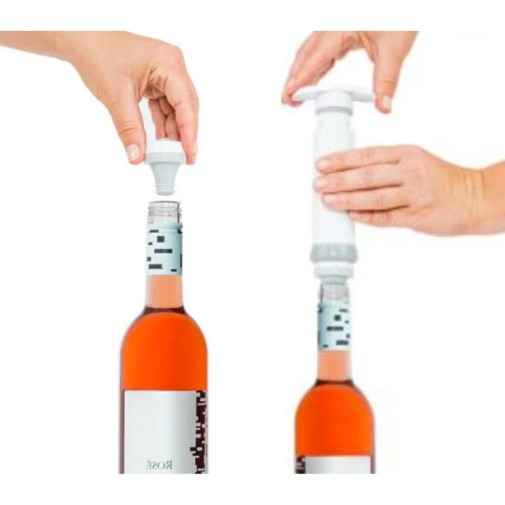 Colocando un tapón de vacío Status a una botella de vino y haciendo vacío