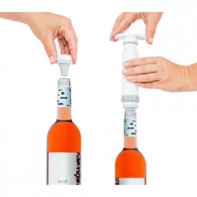 Colocando un tapón de vacío Status a una botella de vino y haciendo vacío