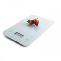La Báscula de cocina SLIM Lacor con un par de fresas sobre la base del peso
