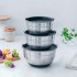 3 boles de acero inoxidable con sus tapaderas puestas y colocados uno encima de otros en una encimera de cocina
