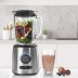 La Batidora Inox Lacor 69581 en una encimera de cocina con frutas en su interior y un batido ya preparado