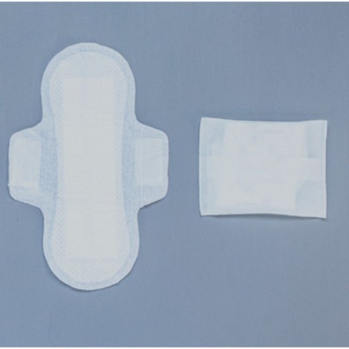 Dos Compresas Ultra Regular Con Alas Natracare, una abierta y otra en su envoltura de almidón vegetal