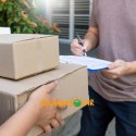 Entrega de paquetes en una residencia por parte de un mensajero.