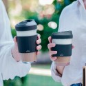 Dos personas sosteniendo vasos Lacor de 280 ml y de 480 ml al aire libre, listos para servir y llevar.