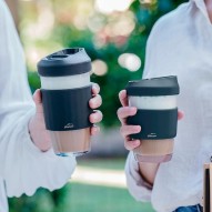 Dos personas sosteniendo vasos Lacor de 280 ml y de 480 ml al aire libre, listos para servir y llevar.