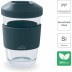Vaso borosilicato reutilizable con tapa oscura, banda de silicona en el centro; para bebidas calientes o frías.