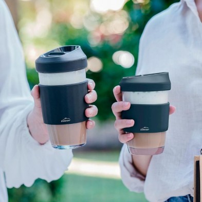 Dos personas sosteniendo vasos de café reutilizables de vidrio de borosilicato al aire libre de 450 ml y 280 ml de Lacor