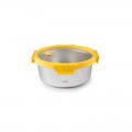 Recipiente redondo de acero inoxidable con tapa de vidrio y abrazaderas de color amarillas de una capacidad de 690 ml