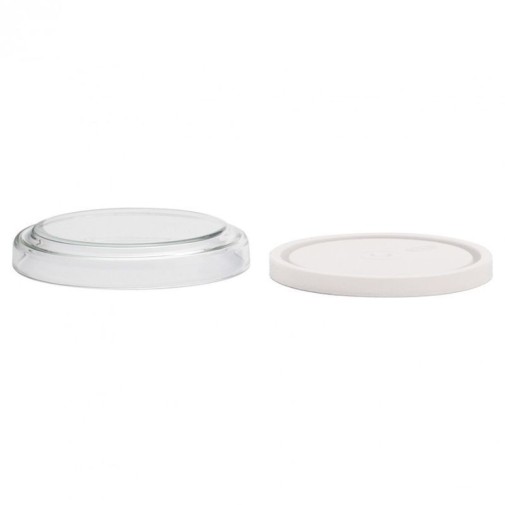 Tapas del tarro de borosilicato, uno de vidrio y otro blanco de polipropileno, uno al lado del otro sobre un fondo blanco.