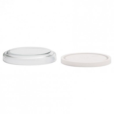 Tapas del tarro de borosilicato, uno de vidrio y otro blanco de polipropileno, uno al lado del otro sobre un fondo blanco. Tapas del tarro de borosilicato, uno de vidrio y otro blanco de polipropileno, uno al lado del otro sobre un fondo blanco.