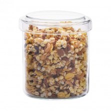 Tarro de vidrio de borosilicato con tapa lleno de una mezcla de cereales y granos sobre un fondo blanco.