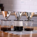 Filtro de café de acero inoxidable POUR OVER Trendglas Jena sobre algunas de las jarras de vidrio de borosilicato compatibles