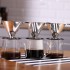 Filtro de café de acero inoxidable POUR OVER Trendglas Jena sobre algunas de las jarras de vidrio de borosilicato compatibles
