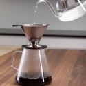 Haciendo café con ayuda del hervidor POUR OVER y la jarra Bari de borosilicato