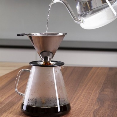 Haciendo café con ayuda del hervidor POUR OVER y la jarra Bari de borosilicato