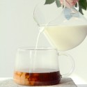 Taza CONUM Trendglas Jena sirviendo leche para el café