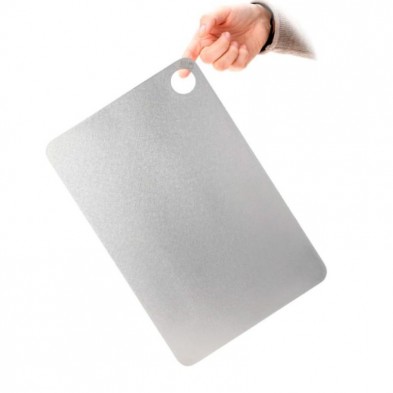 Tabla de cortar de Titanio Titanium grande Ultra Fina Keith sujeta con un dedo de la mano Tabla de cortar de Titanio Titanium grande Ultra Fina Keith sujeta con un dedo de la mano