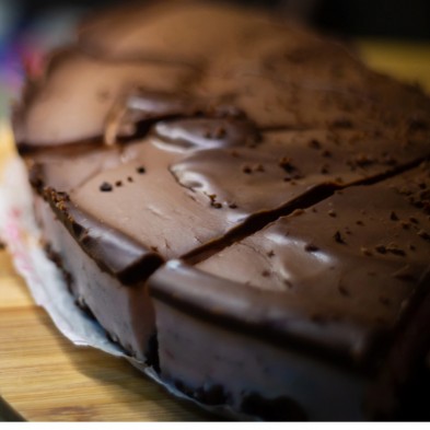 tarta de chocolate cortada en porciones precisas con el marcador de tartas en porciones Biodora