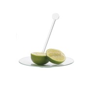 Dos mitades de lima en un plato de vidrio con un agitador de vidrio de borosilicato de 18 cm.
