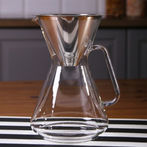 Filtro de acero 304 sobre la jarra de borosilicato que compone la cafetera pour over Brasil de Trendglas Jena