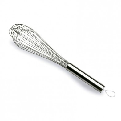 Batidor de metal con mango, ideal para mezclar ingredientes en la cocina.