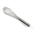 Batidor de metal con mango, ideal para mezclar ingredientes en la cocina.