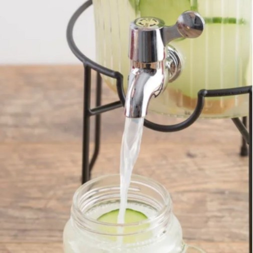 Soporte redondo para dispensador de bebidas Kilner con dispensador sirviendo limonada