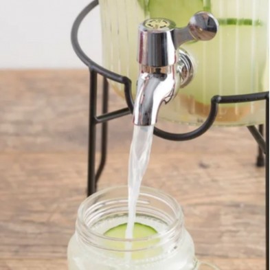 Soporte redondo para dispensador de bebidas Kilner con dispensador sirviendo limonada