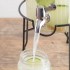 Soporte redondo para dispensador de bebidas Kilner con dispensador sirviendo limonada