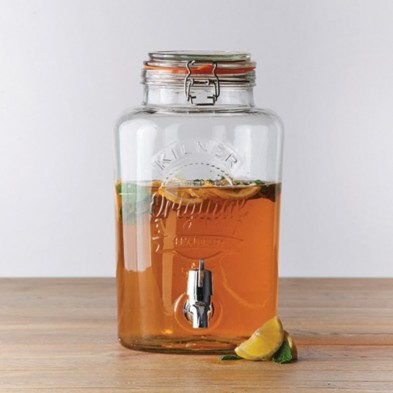 Dispensando bebida saludable tipo kombucha en el Dispensador de bebidas con grifo redondo clip top 5L Kilner