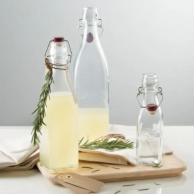 Diferentes botellas de vidrio Kilner junto con la botella de vidrio de 1 litro clip top con limonada