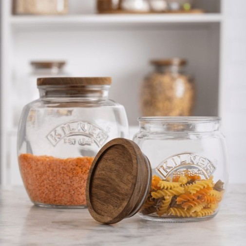 Tarro vidrio con tapa de madera acacia 0,85 litros Kilner sin la tapa puesta y con macarrones en su interior