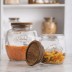 Tarro vidrio con tapa de madera acacia 0,85 litros Kilner sin la tapa puesta y con macarrones en su interior