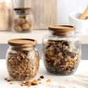 Tarro vidrio con tapa de madera acacia 0,85 litros Kilner vacío con cereales diferentes en su interior y la tapa cerrada